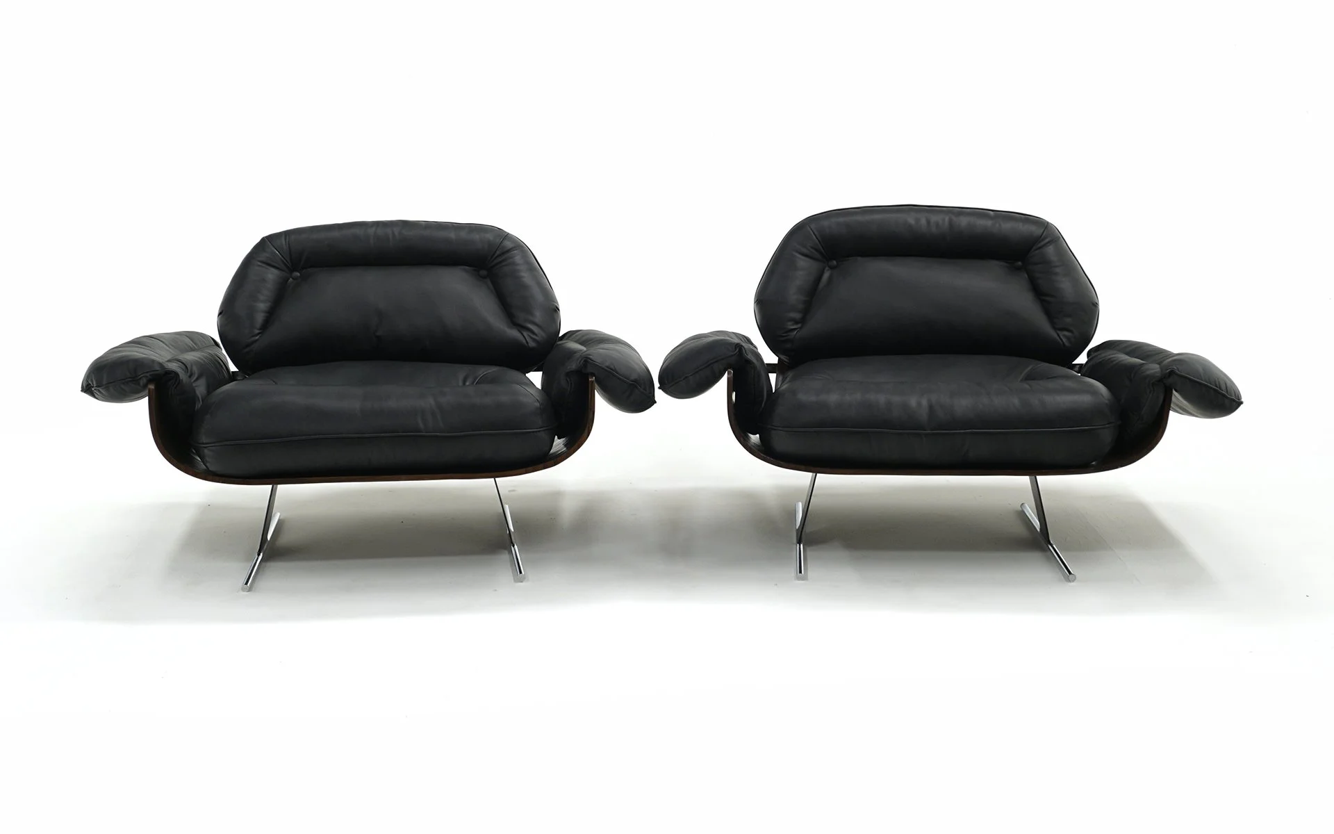 Pair Jorge Zalszupin lounge Chairs in Black Leather and Brazilian